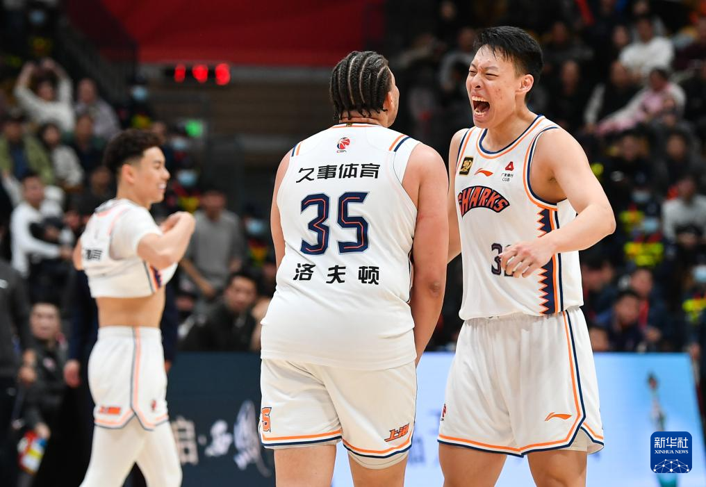 体育赛事中,两队在尽全力争取胜利的较量