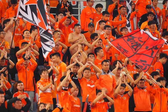 辉煌赛事接连上演，球迷狂热欢呼